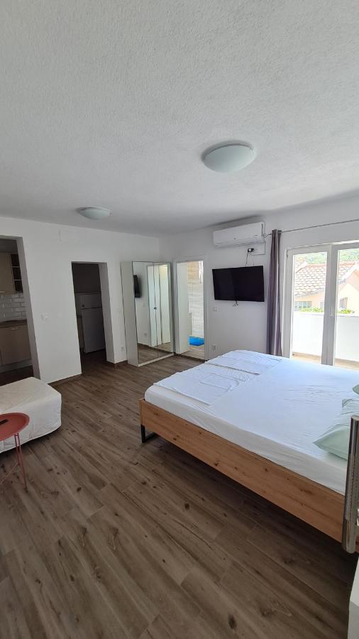 Apartmani Mlinar - Studio Apartment Grebastica Bagian luar foto